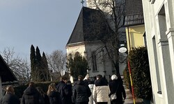 Unzählige Trauergäste standen der Familie an diesem so schweren Tag bei – und verabschiedeten ...