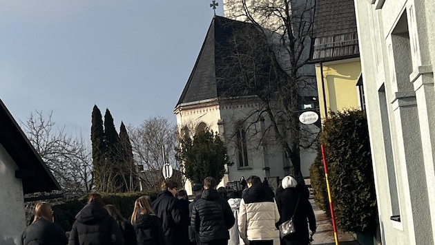 Countless mourners stood by the family on such a difficult day - and said goodbye to Alexander. (Bild: Klaus Loibnegger)