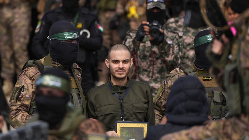 Omer Wenkert bei der Propaganda-Veranstaltung zu seiner Freilassung  (Bild: APA/AP Photo/Abdel Kareem Hana)