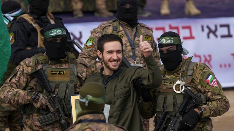 Omer Shem musste ebenfalls mit einer Urkunde posieren. (Bild: APA/AP Photo/Abdel Kareem Hana)