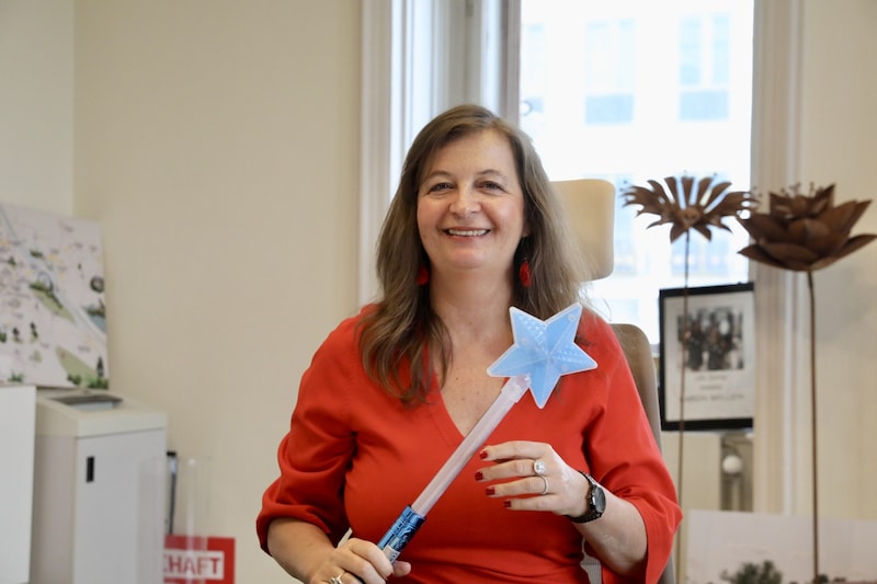 Vienna City Councillor Ulli Sima (SPÖ) with the magic wand given to her by her staff. (Bild: Jöchl Martin)