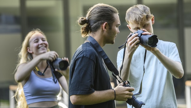 Participants also learn how to use a camera from professionals in the field (Bild: (c) 2024 Thomas Böhm / Tiroler Tageszeitung, all rights reserved)