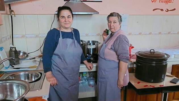 The donated ingredients from Lower Austria are prepared in large pots in Ukraine. (Bild: Wolfgang Zarl)