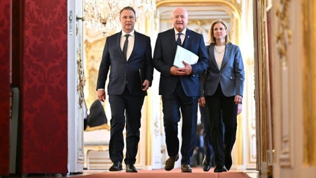 Die Parteivorsitzenden Andreas Babler (SPÖ), Christian Stocker (ÖVP) und Beate Meinl-Reisinger (NEOS) auf dem Weg in die Hofburg.  (Bild: APA/MAX SLOVENCIK)