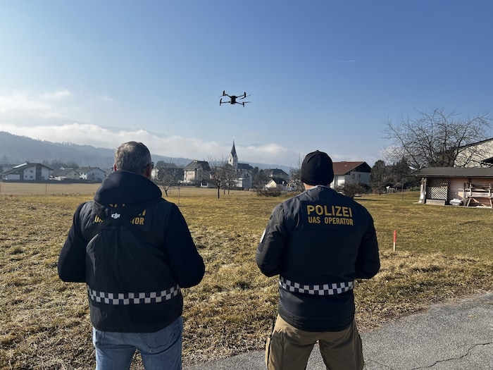 Per Drohne sicherte die Polizei die Trauerzeremonie aus der Luft.