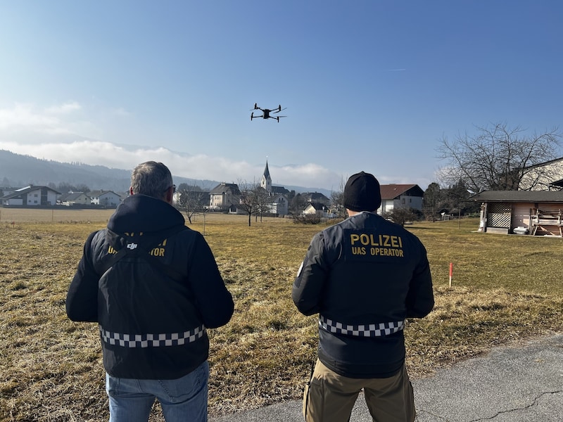 The police secured the funeral ceremony from the air using a drone. (Bild: Klaus Loibnegger)