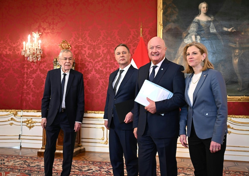 Bundespräsident Van der Bellen mit Andreas Babler (SPÖ), Christian Stocker (ÖVP) und Beate Meinl-Reisinger (NEOS) (Bild: APA/MAX SLOVENCIK)