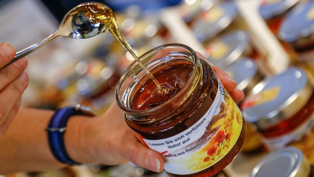 The finest honey or adulterated sugar water? The Salzburg beekeepers are now appealing to people to buy at home if possible. (Bild: Gerhard Schiel)