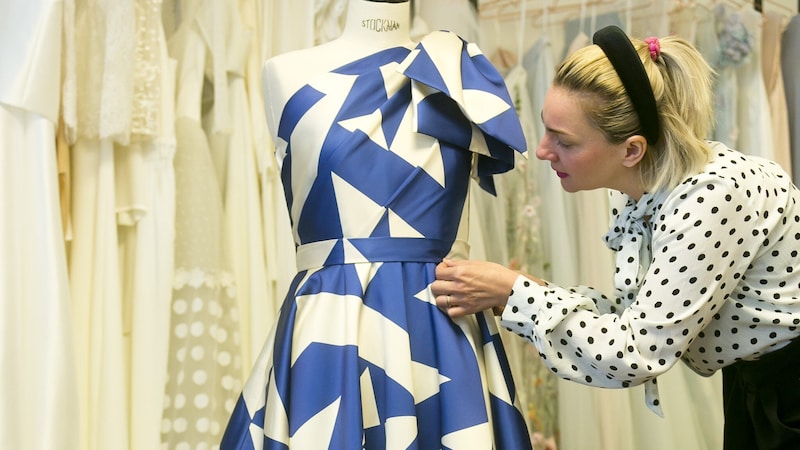 Dieses, von ihr selbst entworfene Kleid, wird Maiken Kloser beim Opernball tragen. (Bild: Mathis Fotografie)