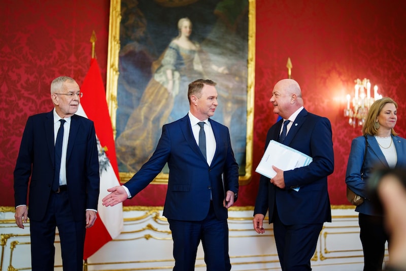 Bundespräsident Van der Bellen mit Andreas Babler (SPÖ), Christian Stocker (ÖVP) und Beate Meinl-Reisinger (NEOS) (Bild: Eva Manhart)