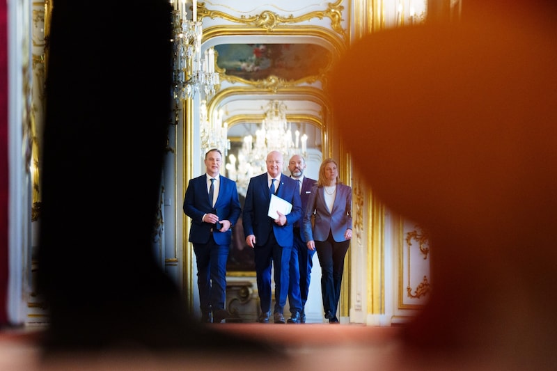 Andreas Babler (SPÖ), Christian Stocker (ÖVP) und Beate Meinl-Reisinger (NEOS) (Bild: Eva Manhart)