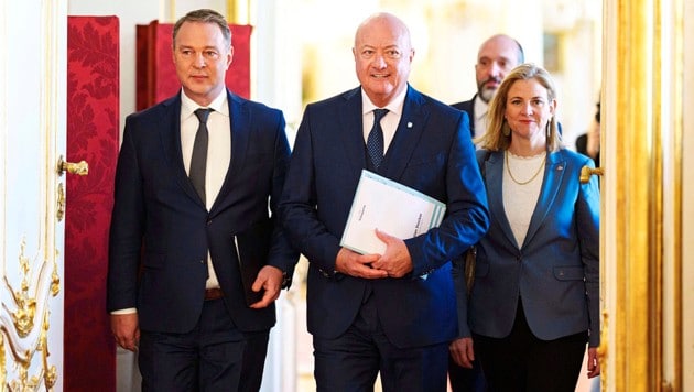 Die Parteivorsitzenden Andreas Babler (SPÖ), Christian Stocker (ÖVP) und Beate Meinl-Reisinger (NEOS) auf dem Weg in die Hofburg. (Bild: Eva Manhart)