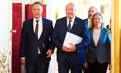 Die Parteivorsitzenden Andreas Babler (SPÖ), Christian Stocker (ÖVP) und Beate Meinl-Reisinger ...