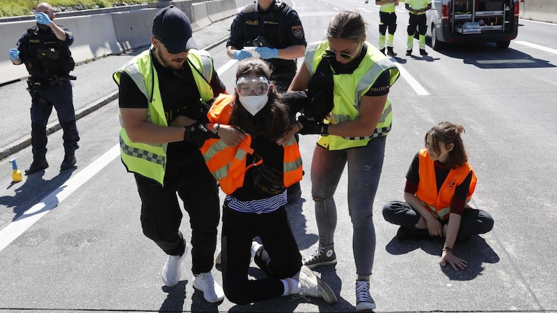 Polizisten schleppten Aktivisten von der Fahrbahn. (Bild: Markus Tschepp)