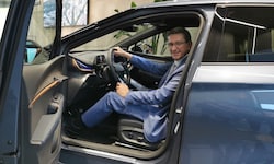 Wirtschaftslandesrat Markus Achleitner (ÖVP) braucht seine Dienst-Limousine nicht selbst lenken. ...