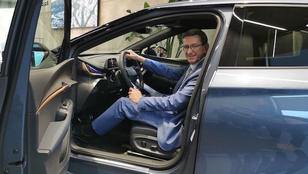 State Councillor for Economic Affairs Markus Achleitner (ÖVP) does not need to drive his official limousine himself. Like everyone else in the state government, he also has two chauffeurs. (Bild: Kneidinger Barbara)