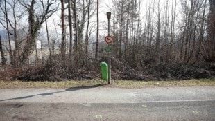 Polizeimarkierungen und rote Flecken am Boden zeugen von dem schrecklichen Geschehen beim Gratweiner Friedhof. (Bild: Scheriau Erwin)