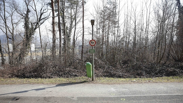 Police markings and red stains on the ground bear witness to the terrible incident at the Gratwein cemetery. (Bild: Scheriau Erwin)