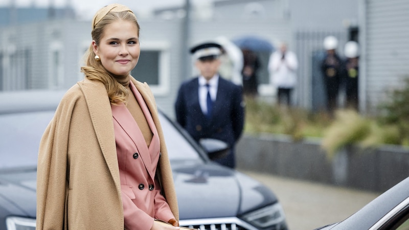 Crown Princess Amalia wore a hairband for her first solo appearance. (Bild: APA/AFP/ANP/Sem van der Wal)