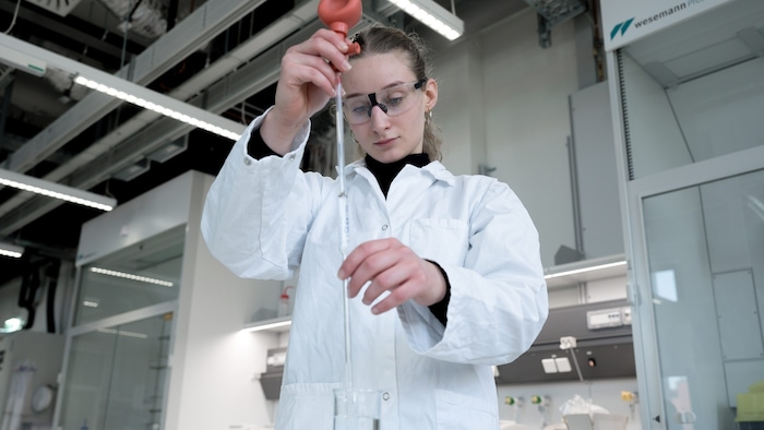 Valentina Zach im Labor des IMC in Krems: Seit dem Jahr 2018 wird hier der Studiengang ...