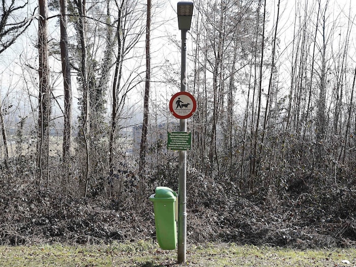 Direkt am Ort des Vorfalls erinnert ein Schild an Leinen- bzw. Maulkorbpflicht.