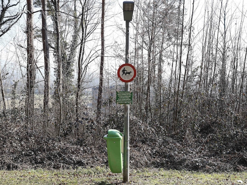 Direkt am Ort des Vorfalls erinnert ein Schild an Leinen- bzw. Maulkorbpflicht. (Bild: Scheriau Erwin)