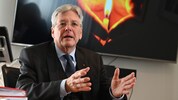 Der Kärntner Landeshauptmann Peter Kaiser in seinem Büro