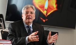 Der Kärntner Landeshauptmann Peter Kaiser in seinem Büro