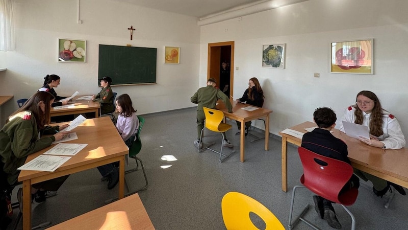 Learning about equipment and knots as well as answering questions - the young firefighters prepare for the knowledge test. (Bild: Günter Prünner)