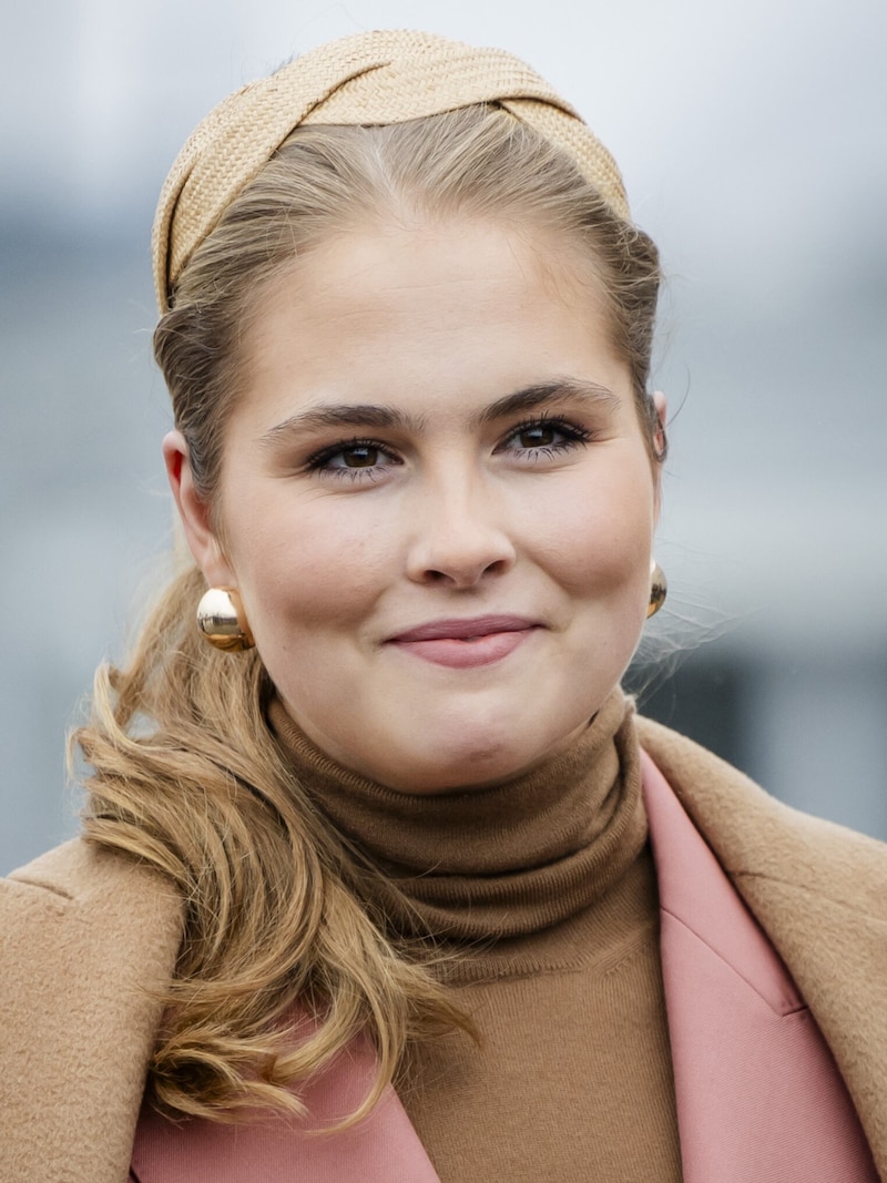 Crown Princess Amalia chose a real power look for her first solo appearance. (Bild: AFP/ANP/Sem van der Wal)