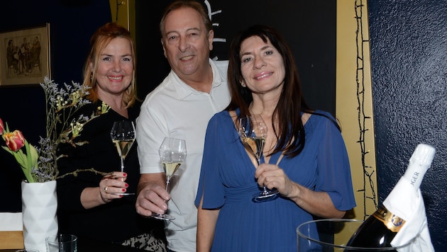 Stubics-Schönherr (l.) with husband Hans and Bar Centrale host Maggie Schiefer (r.). (Bild: Weber Franz)