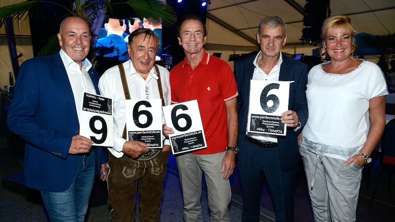 Für die Miss Inform Wahl holte Petra Stubics-Schönherr (r.) Richard Lugner nach Oberwart. In der Jury saßen auch Bürgermeister Georg Rosner, Mr. Ferrari Heribert Kaspar und Beautydoc Arthur Worseg. (Bild: Weber Franz)