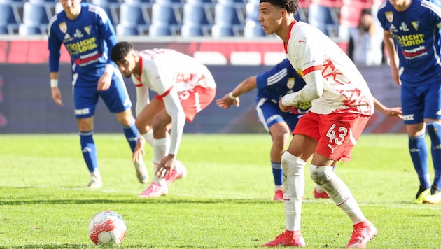 Enrique Aguilar traf per Elfmeter zum 1:0 für Liefering. (Bild: GEPA)