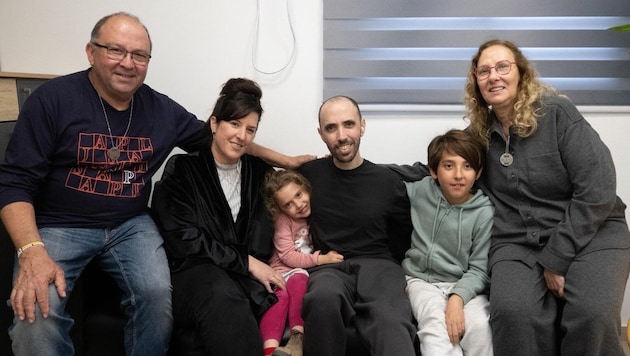 Tal Shoham is finally reunited with his family after his release. (Bild: zVg)