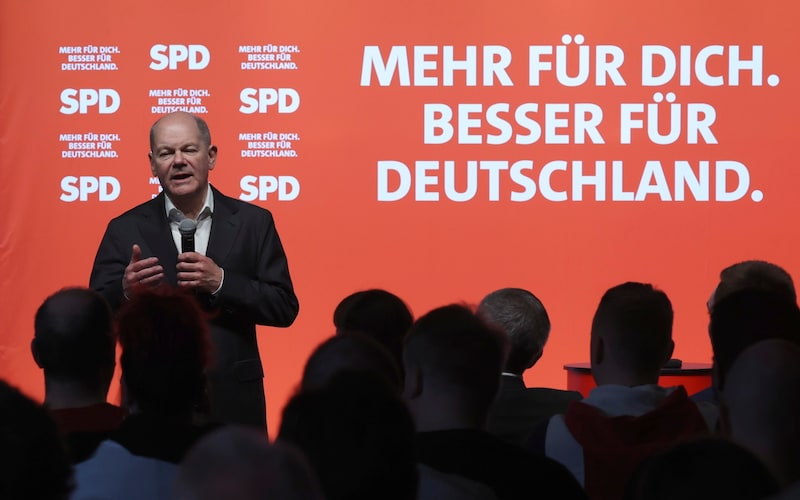 Beim Dialog mit den Bürgern fühlt Olaf Scholz sich wohl. (Bild: EPA)