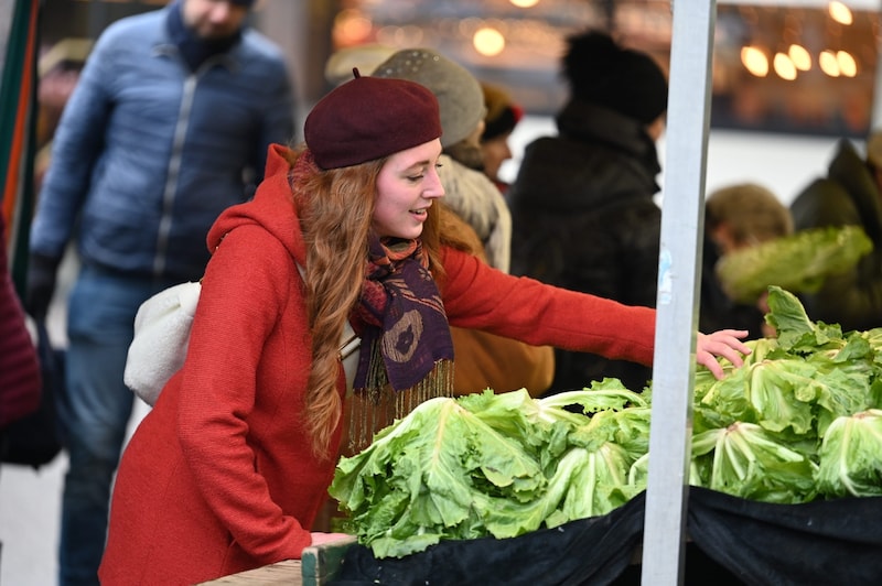 Kochen ist eine Leidenschaft von Christina Tschernitz, die gerne den Klagenfurter Benediktinermarkt besucht. (Bild: Evelyn Hronek)