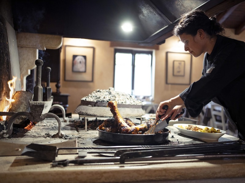 Annamaria Kolić bereitet Fleisch und Fisch in der Peka oder Čripnja zu. So nennt man die Tontöpfe. (Bild: Lukas Beck)