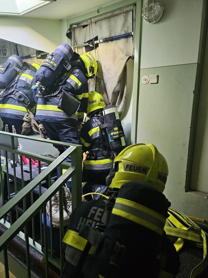 Über das Stiegenhaus erfolgte der Innenangriff. (Bild: feuerwehr-villach.at Hauptfeuerwache Villach)