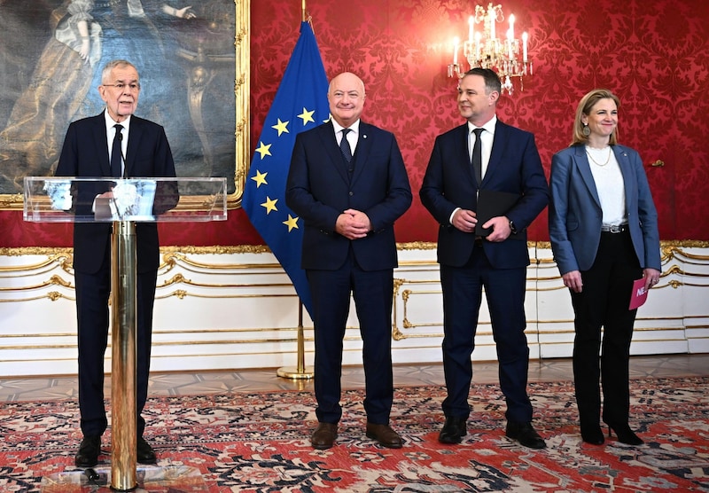 Die Parteichefs Christian Stocker, Andreas Babler und Beate Meinl-Reisinger bei Bundespräsident Alexander Van der Bellen (Bild: MAX SLOVENCIK / APA / picturedesk.com)