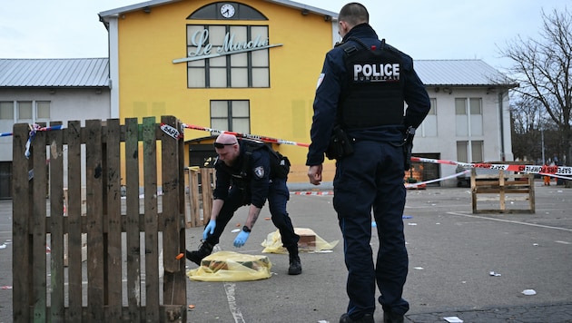 Nach dem Angriff im elsässischen Mulhouse mit einem Toten und mehreren Verletzten hat die Anti-Terror-Staatsanwaltschaft die Ermittlungen übernommen. (Bild: AFP)