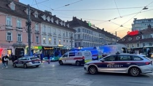 Großer Einsatz von Rotem Kreuz und Polizei am Jakominiplatz (Bild: Schwaiger Jörg)