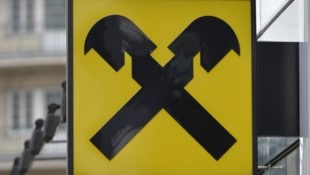 Wer kennt es nicht, das Logo mit dem Giebelkreuz. (Bild: APA/HERBERT NEUBAUER)