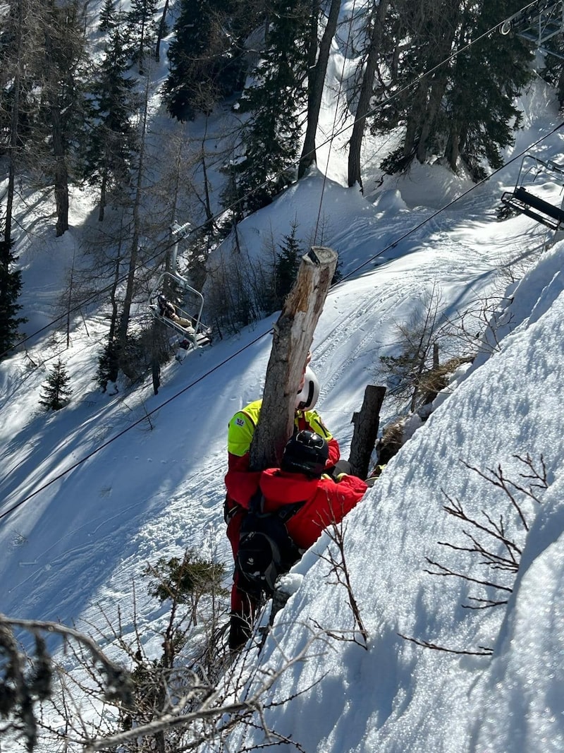 This trunk provided the last hold, after which it became even steeper, rockier and more dangerous. (Bild: ARA Flugrettung)