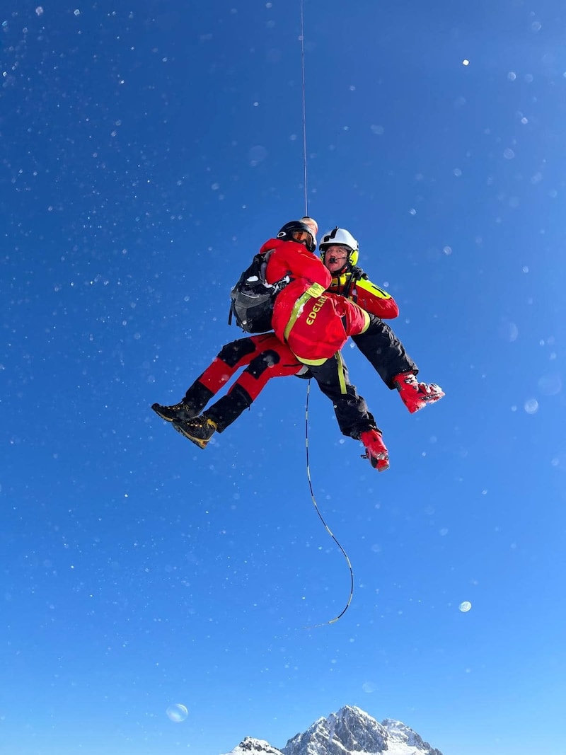 Rescue by means of a "diaper", which the rescuers call the red and yellow triangle in which the person to be rescued is sitting. (Bild: ARA Flugrettung)