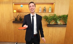 Er hat es drauf: jongliert Bälle und Fälle mit Leichtigkeit. Seine Rechtsberatungen für das ...