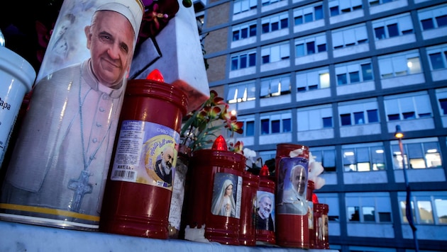 The Pope has been in the "Agostino Gemelli" polyclinic in Rome for eight days. (Bild: EPA)