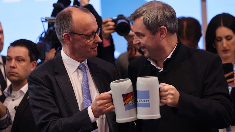 Cheers: Friedrich Merz (CDU) and Markus Söder (CSU) appear eager to fight and confident of victory ahead of the election Sunday. (Bild: AFP)