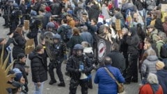 Größere Ausschreitungen beim Anti-AfD-Protest im Wohnort von Alice Weidel wurden von der Polizei verhindert. (Bild: EPA)