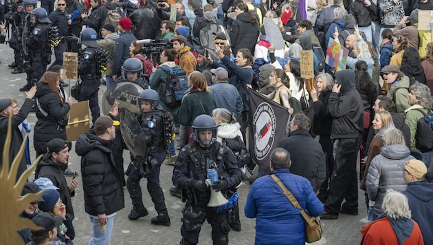 Major riots at the anti-AfD protest in Alice Weidel's home town were prevented by the police. (Bild: EPA)