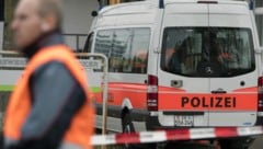 Der Täter hat den Kunden des Geschäfts plötzlich attackiert – der 28-Jährige wurde festgenommen. (Bild: APA/KEYSTONE/WALTER BIERI (Archivbild))